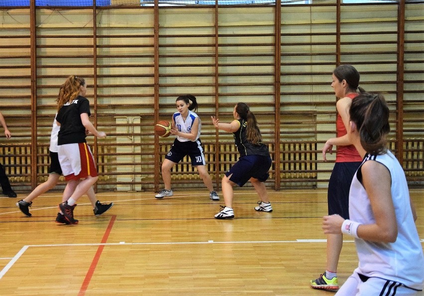 W inowrocławskim "Kasprze" rozegrano tradycyjne świąteczne mecze koszykówki