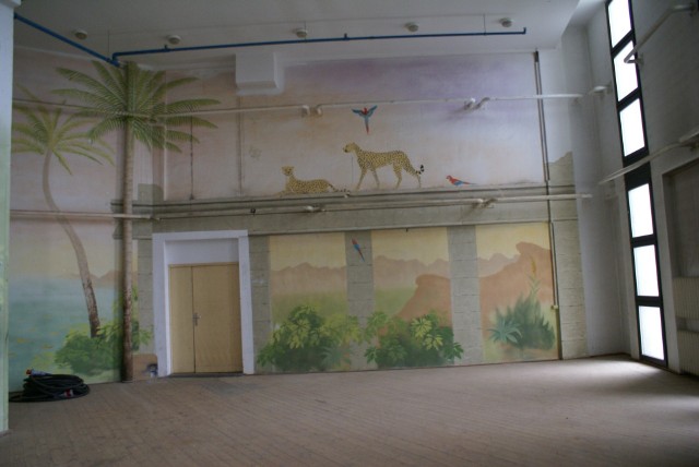Malowidła na ścianach odkryto w czasie opróżniania magazynu dekoracji.