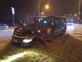 Kraksa na rondzie Niepodległości w Gorzowie. Bus z ochroniarzami zderzył się z renault [ZDJĘCIA]