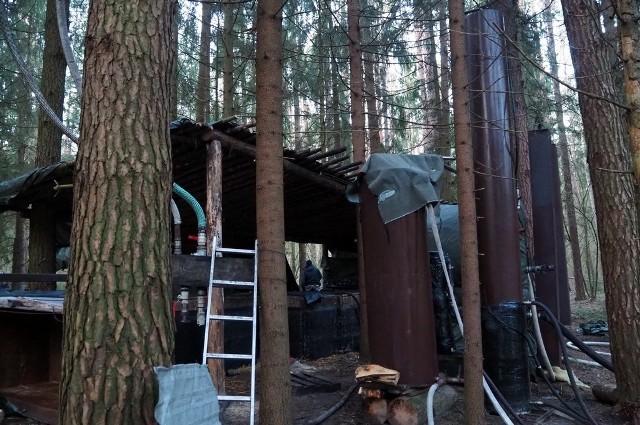 Leśna bimbrownia spod Michałowa została rozbita. Nielegalny alkohol był dobrze ukryty