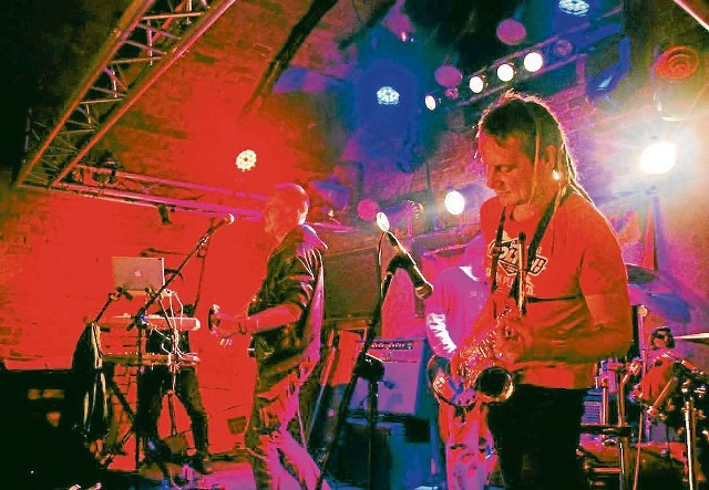 Dwaj inicjatorzy rejestracji polskiego Związku Zawodowego Muzyków, Wojciech Konikiewicz (klawisze, pierwszy z lewej) i Tomasz Lipiński (gitara i wokal, w środku), do niedawna grali razem w zespole Tilt