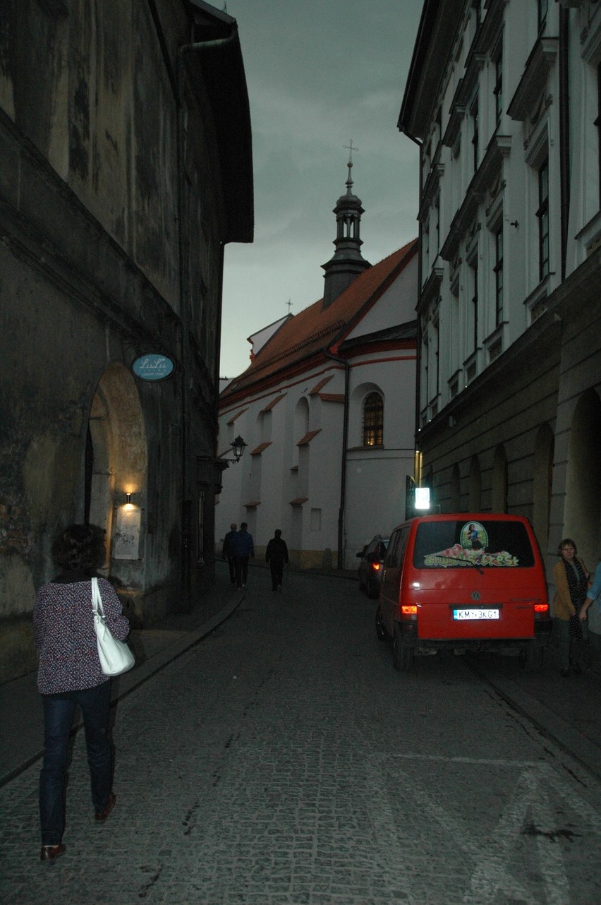 Ulica Tomasza, widoczny w glębi kościół