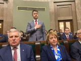Poseł z Włoszczowy Bartłomiej Dorywalski wzruszony rozpoczął sprawowanie mandatu. Dlaczego? Kulisy jego pierwszego dnia w Sejmie (ZDJĘCIA)