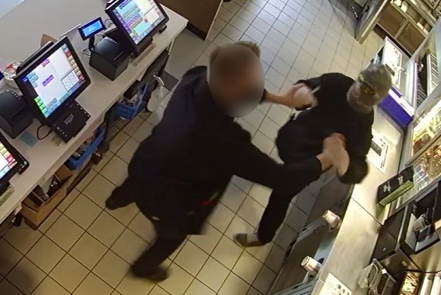 Policja prosi o pomoc w odnalezieniu mężczyzny, który z nożem w ręku napadł na restaurację Burger King przy ulicy Murckowskiej. Zobacz kolejne zdjęcia. Przesuwaj zdjęcia w prawo - naciśnij strzałkę lub przycisk NASTĘPNE