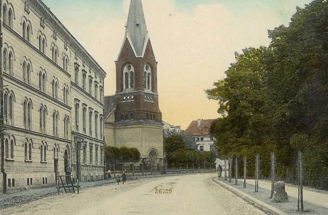 Kamień milowy witał przyjezdnych przy ul. Opolskiej. Zniknął po wojnie w czasie przebudowy drogi.