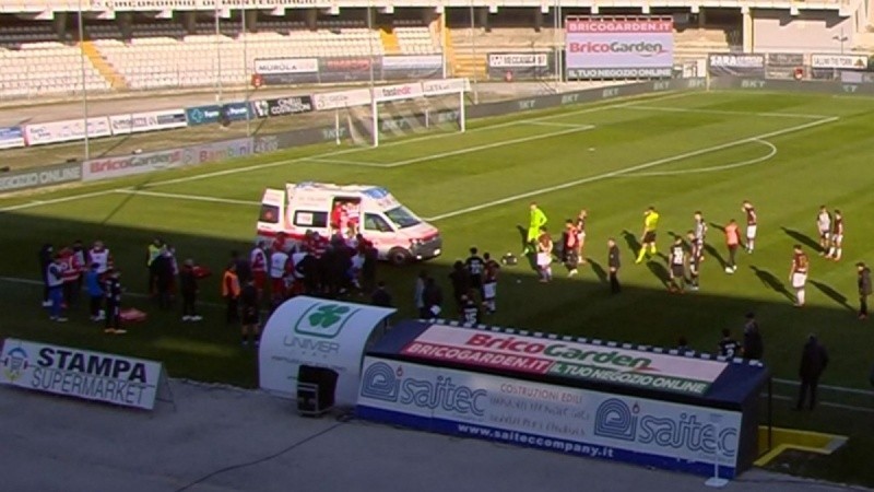 Patryk Dziczek zasłabł podczas meczu Salernitany z Ascoli. Karetka zabrała go do szpitala [WIDEO]