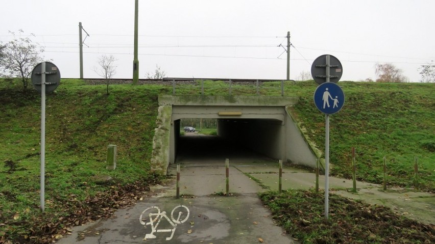 Trzeci przystanek SKM przy zakładach chemicznych Azoty Police. Jak nie wiadomo o co chodzi to chodzi o pieniądze...