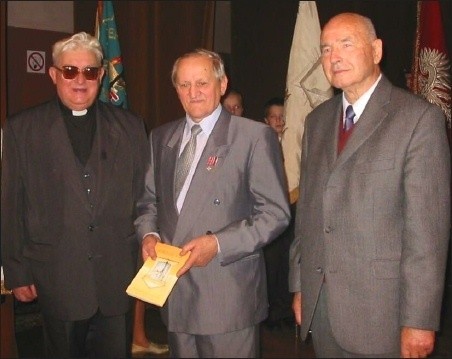 Honorowi Obywatele Wyszkowa: od lewej ks. H. Kietliński, B. Wolski i E. Daszkowski