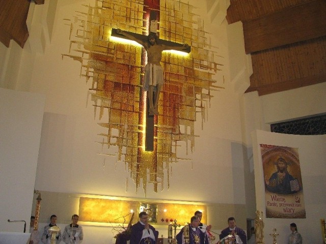 Nowy ołtarz w kościele św. Wojciecha w Wyszkowie został poświęcony przez ks. biskupa Janusza Stepnowskiego