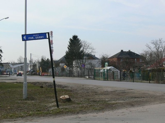 Chodnik przy ulicy Działkowców zostanie wybudowany w kierunku centrum osiedla i nowego przystanku PKS. (w lewą stronę)