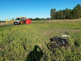 Śmiertelny wypadek motocyklisty w Łódzkiem. W akcji śmigłowiec ratunkowy i straż pożarna. Zobacz zdjęcia