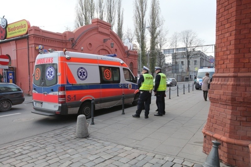 Cofała i potrąciła pieszych na chodniku przy Manufakturze! Odjechała nie udzielając pomocy [zdjęcia]