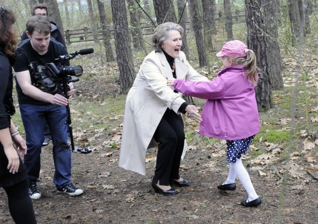 Irena Santor na planie filmu spotyka się z 7-letnią Martynką Lichocką, odtwórczynią roli małej Irenki.