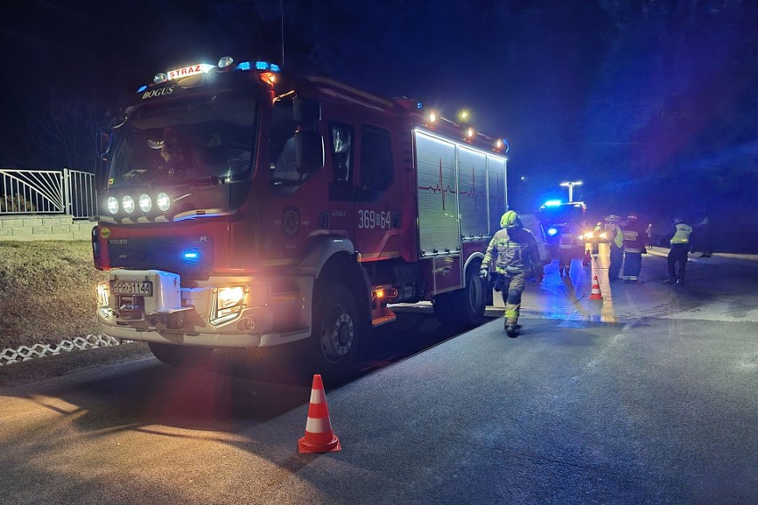 Wypadek w Trójczycach niedaleko Przemyśla. W zderzeniu opla z renault poszkodowane zostały dwie osoby [ZDJĘCIA]