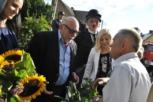 Jerzego Hoffmana chlebem i solą powitał wójt gminy Świdnica Adam Jaskulski, a potem koszem płodów rolnych sołtys Letnicy Jan Janowski