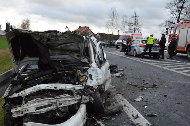 Czołowe zderzenie w Dobrzejewicach. Nie żyje 20-letni kierowca BMW [ZDJĘCIA]