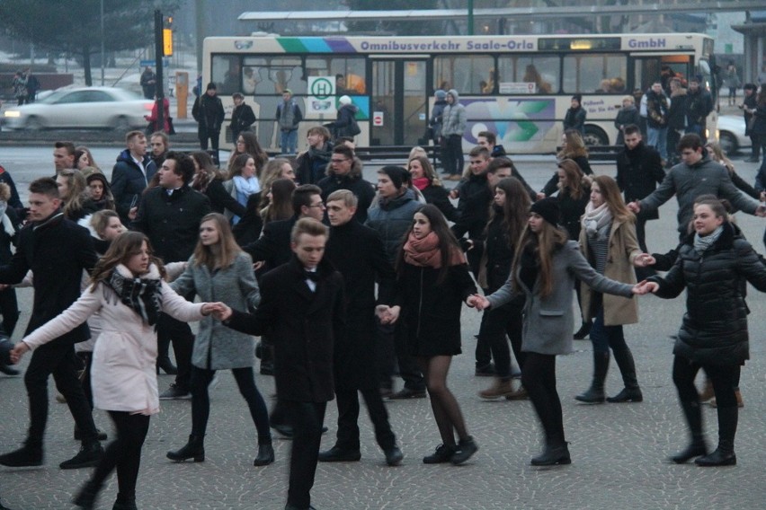 Dąbrowscy maturzyści zatańczyli poloneza na placu Wolności