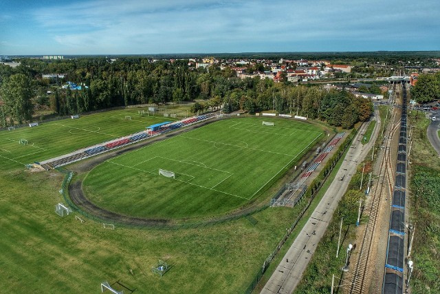 Stadion w Kostrzynie nad Odrą od lat czeka na inwestycje. Przeszkodą jest pobliska Warta, której rzeki mogą zalewać i niszczyn nową infrastrukturę.