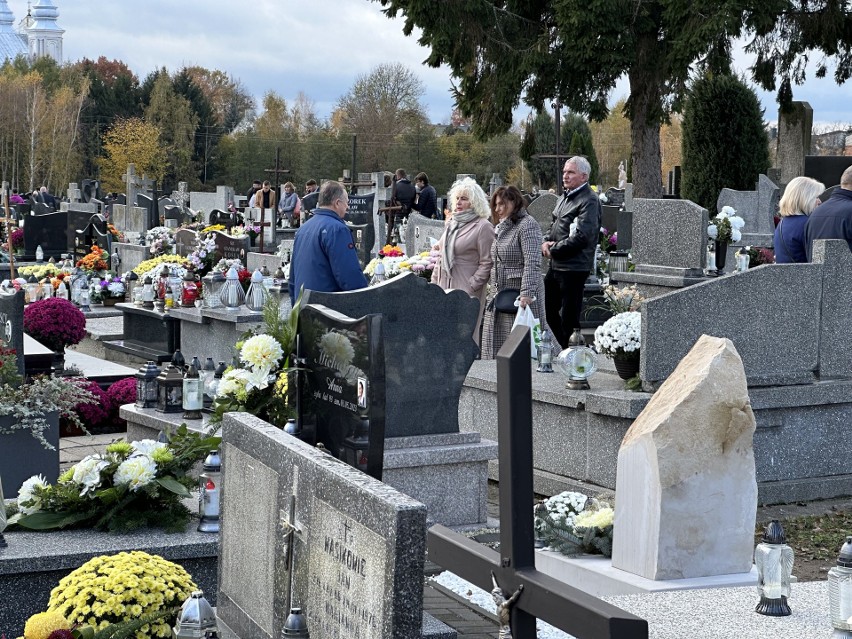 Wszystkich Świętych 2023 w Jedlińsku. Mieszkańcy tłumnie wyruszyli na cmentarz parafialny