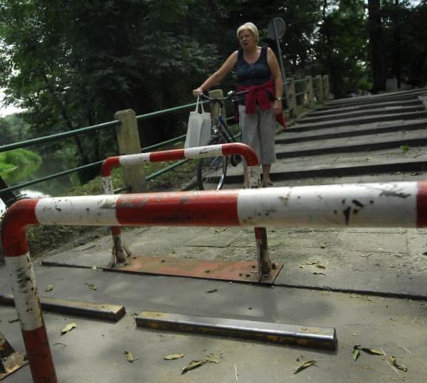 - Te barierki zamontowano tu bez sensu. Niczemu to nie służy i paskudnie wygląda - mówi Ewa Chomicz.