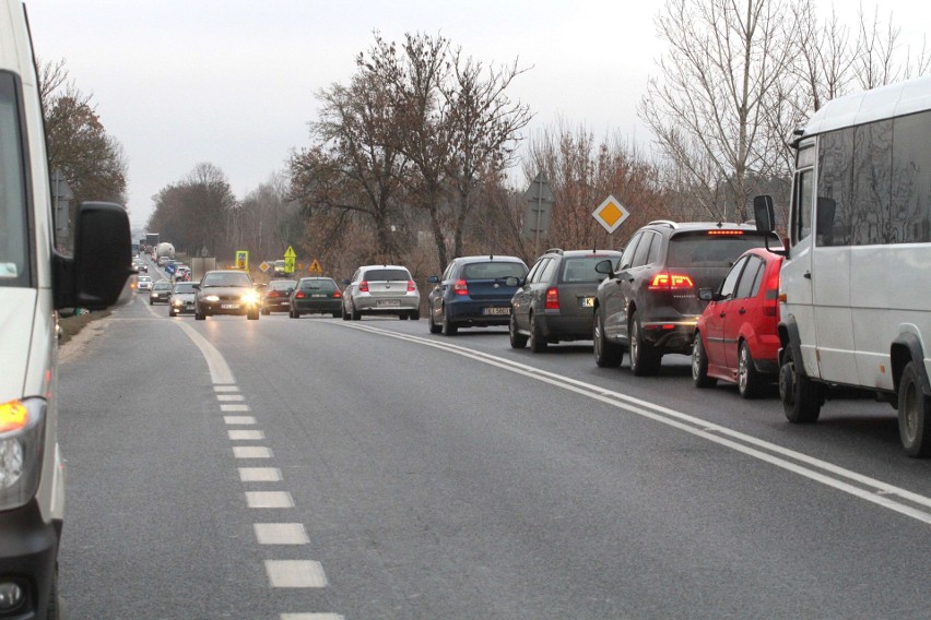 Uszkodzona ciężarówka w Bilczy. Ogromne korki na krajowej 73