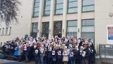 Urzędnicy Sądu Rejonowego w Gdyni i sędziowie wyszli przed sąd [21.12.2018]. W milczeniu solidaryzowali się z rodzinami zmarłych górników