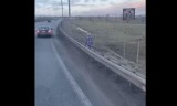 Dziecko idzie poboczem drogi S3. Kierowca BMW wyrzucił je z auta, bo nabrudziło? [FILM]