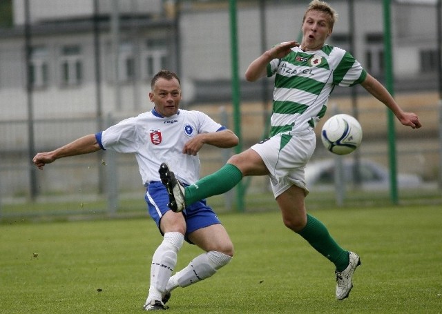 Sebastian Brocki strzelił dla "Izolacji&#8221; gola za trzy punkty. Obok Andrzej Kasiak, defensor Łady.