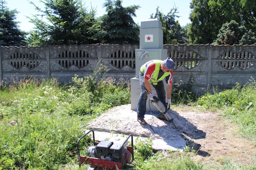 Trwa demontaż pomnika w Trzebiesławicach, przy ulicy...