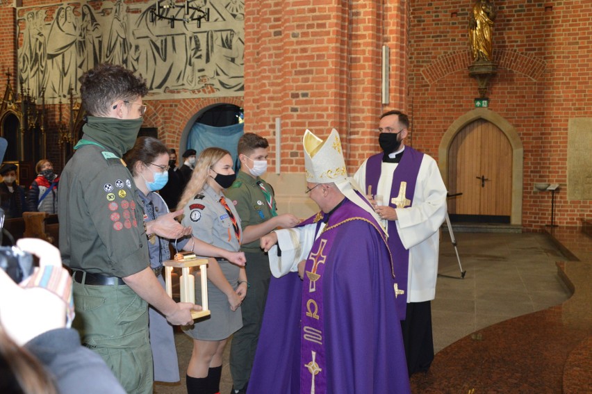 Harcerze przynieśli dziś do katedry opolskiej Betlejemskie...