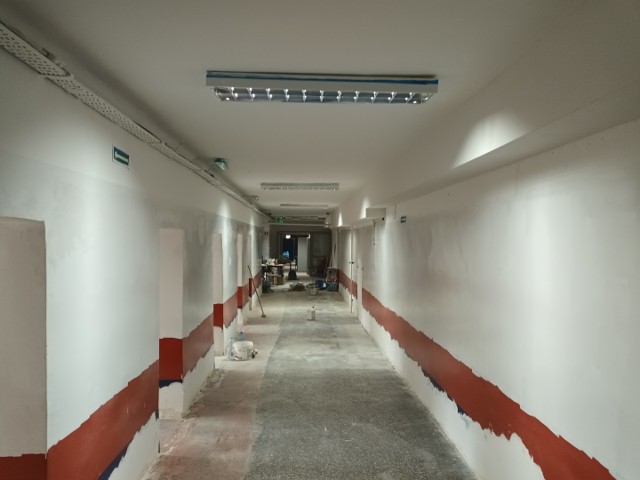 W Liceum Ogólnokształcącym trwa remont sal lekcyjnych i pomieszczeń na niskim parterze budynku.