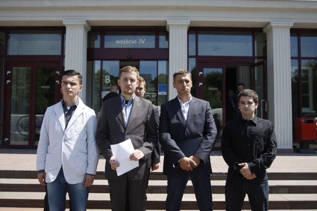 Piotr Dziadul (drugi z prawej) zaprzecza, jakoby miał nawoływać do przemocy na spotkaniu w Starogardzie Gdańskim
