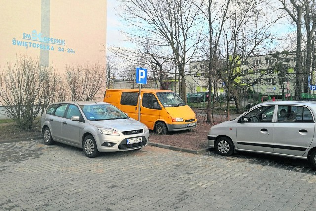 Początkowo ta żółta furgonetka stała na parkingu, jednak po remoncie znalazła się poza jego terenem. Samochód jest zablokowany przez inne pojazdy.