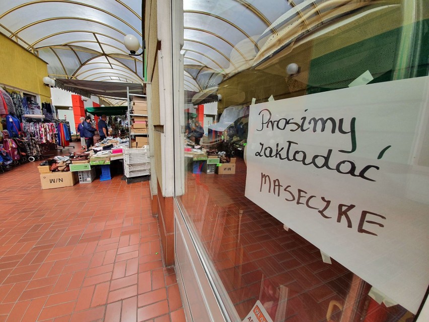 Nie bądź egoistą z maseczką pod brodą. Koronawirus nie boi...