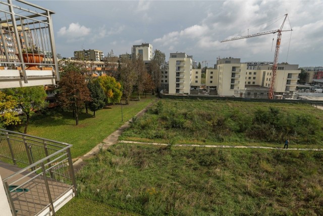 Spółdzielnia wybuduje blok, choć mieszkańcy wolą boisko | Gazeta Krakowska