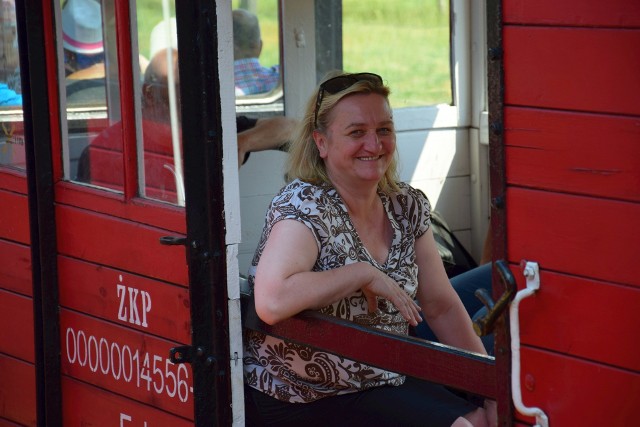 Krystyna Patyk - dyrektor Muzeum Ziemi Pałuckiej w jednym z wagoników Żnińskiej Kolei Powiatowej - jednostki będącej obecnie w strukturach instytucji. Dziś dyrektor Patyk została odwołana ze stanowiska przez burmistrza Roberta Luchowskiego.