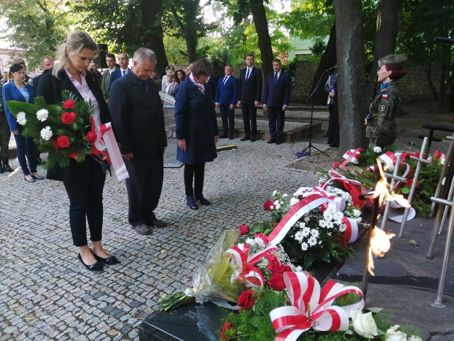 Po przemówieniach  delegacje złożyły kwiaty przed symboliczną Mogiłą Katyńską oraz Wołyńską. Na zdjęciu przedstawiciele Stowarzyszenia Rodzin Katyńskich.