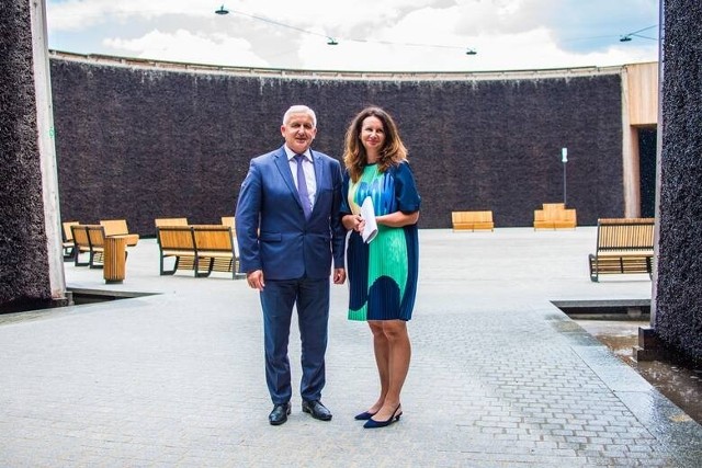 Na otwarcie tężni zapraszają burmistrz Buska-Zdroju Waldemar Sikora oraz Maria Wiśniewska, pełniąca obowiązki dyrektora Buskiego Samorządowego Centrum Kultury.