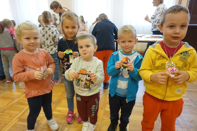 W czwartek filię biblioteczną w Przyborowicach odwiedziły " Wesołe Skrzaty" z przedszkola w Kiełczynie. Dzieci wzięły udział w zajęciach bibliotecznych " Jesień bajki w koszu niesie ". Nie zabrakło również wspólnych zabaw animacyjno - integracyjnych. Podsumowaniem spotkania były warsztaty kreatywne, podczas których przedszkolaki kolorowały zawieszki-sowy. Warsztaty realizowane w ramach zadania STACJA BIBLIOTEKA dofinansowano ze środków Ministra Kultury, Dziedzictwa Narodowego i Sportu pochodzących z Funduszu Promocji Kultury w ramach programu " Partnerstwo dla książki ".Więcej zdjęć z zajęć na kolejnych slajdach>>>