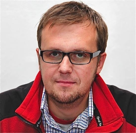 Tomasz Wolff, redaktor naczelny "Głosu Ludu", polskiej gazety w Czeskim CieszynieTakie incydenty powtarzają się co kilka lat, nie pierwszy portal posługuje się podobnymi słowami. Nie odbieram tego jak radykalizacji postaw - to raczej objawienie się kolejnej grupy oszołomów.Kongres Polaków reaguje na takie sytuacje, ale nazwałbym je marginalnymi i przestrzegałbym przed wyciąganiem kategorycznych wniosków. Zdarza się, że również o naszej gazecie źle piszą na forach, swego czasu bywaliśmy wzywani do sądu jako świadkowie, bo były sugestie, że pomnik Šnejdárka ktoś zamalował po artykułach w "Głosie Ludu". Tymczasem mam  wrażenie, że współpraca czesko-#-polska jest w ostatnich latach nawet lepsza niż kiedykolwiek. Polscy wójtowie i burmistrzowie powygrywali wybory w czeskich gminach, w których nasi rodacy są mniejszością, współpraca samorządów działa znakomicie. Polacy muszą zapracować w Czechach na swoje, ale na pewno nie wzmaga się przeciwko nim masowa wrogość.