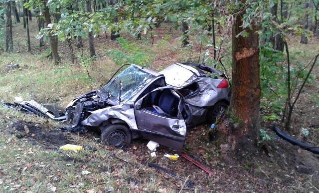 Wypadek wydarzył się na trasie Maszewo-Osiecznica. 26-latka jadąca peugeotem, na łuku drogi zjechała na pobocze i dachem uderzyła w drzewo. Ranna kobieta trafiła do szpitala w Zielonej Górze.Do zdarzenia doszło w czwartek, 20 października. Ze ustaleń krośnieńskiej policji wynika, że kierująca wpadła w poślizg. Samochód na łuku wypadł z drogi i dachował na poboczu. Na koniec osobówka uderzyła dachem w drzewo.Siła uderzenia była ogromna. Z samochodu nic nie zostało. Ranna 26-latka została przewieziona do szpitala w Zielonej Górze. Doznała bardzo poważnego urazu głowy oraz kręgosłupa.- Ze wstępnych ustaleń wynika, że kierująca nie dostosowała prędkości do warunków panujących na drodze, nie opanowała pojazdu w wyniku czego samochód dachował i uderzył w drzewo – mówi asp. sztab. Justyna Kulka, rzeczniczka policji w Krośnie Odrzańskim.Czytaj również: Koszmarny wypadek. Mercedes rozerwany na pół po...Zobacz też:Wypadek między Żarami a Żaganiem 