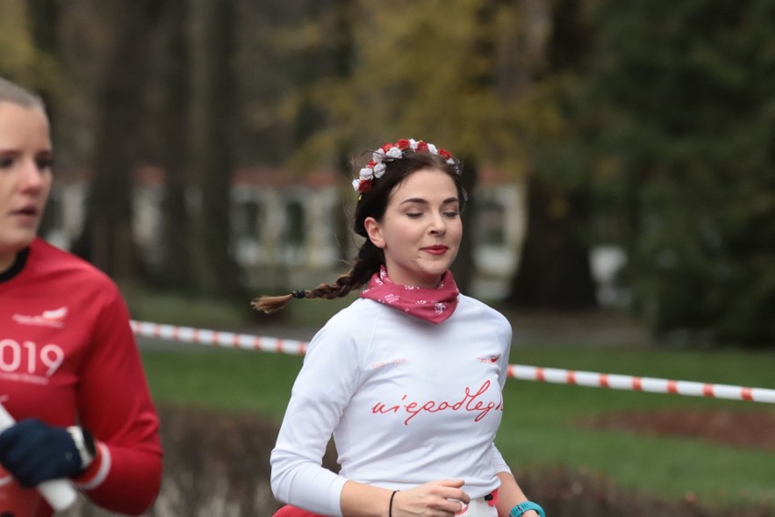 Białystok. Bieg dla Niepodległej w 101. rocznicę odzyskania niepodległości przez Polskę. Zobaczcie najpiękniejsze biegaczki [ZDJĘCIA]