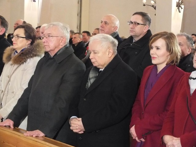 W intencji mamy Jarosław Kaczyński modlił się podczas mszy świętej w kościele Wszystkich Świętych w Starachowicach