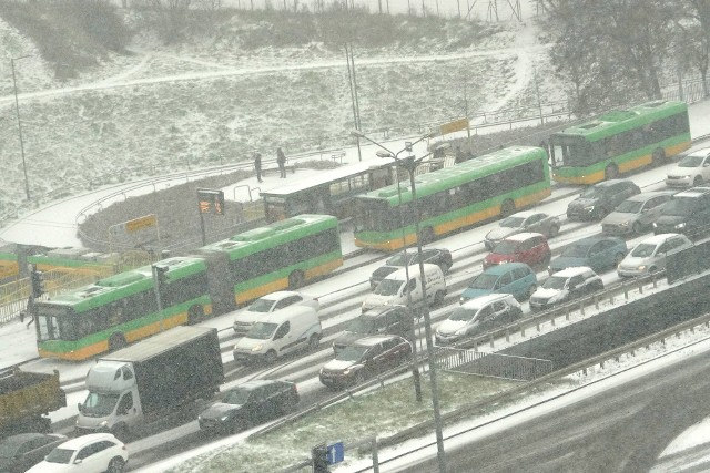 3 grudnia w Poznaniu wypadł śnieg. W związku z opadami na poznańskie ulice wyjechał sprzęt odśnieżający. IMGW ostrzega kierowców przed marznącymi opadami, które mogą powodować gołoledź. Zobacz jak wygląda zaśnieżony Poznań.
