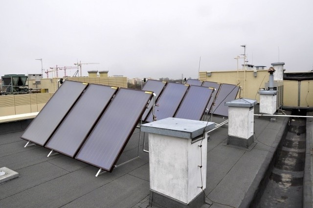 Kolektory słoneczne na dachuKolektory słoneczne na dachu warszawskiej siedziby Narodowego Funduszu Ochrony Środowiska i Gospodarki Wodnej