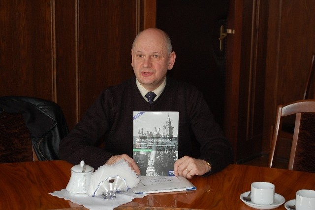 Historyk Kazimierz Ickiewicz z radością prezentuje podręcznik, w którym jako miejsce wybuchu II wojny światowej podano Tczew
