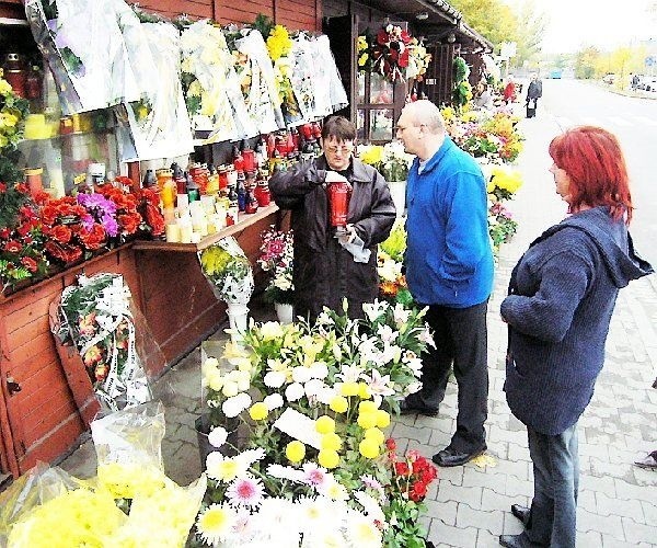 Stoiska przy ul. Cmentarnej oferują spory  wybór lampek, zniczy i kwiatów.