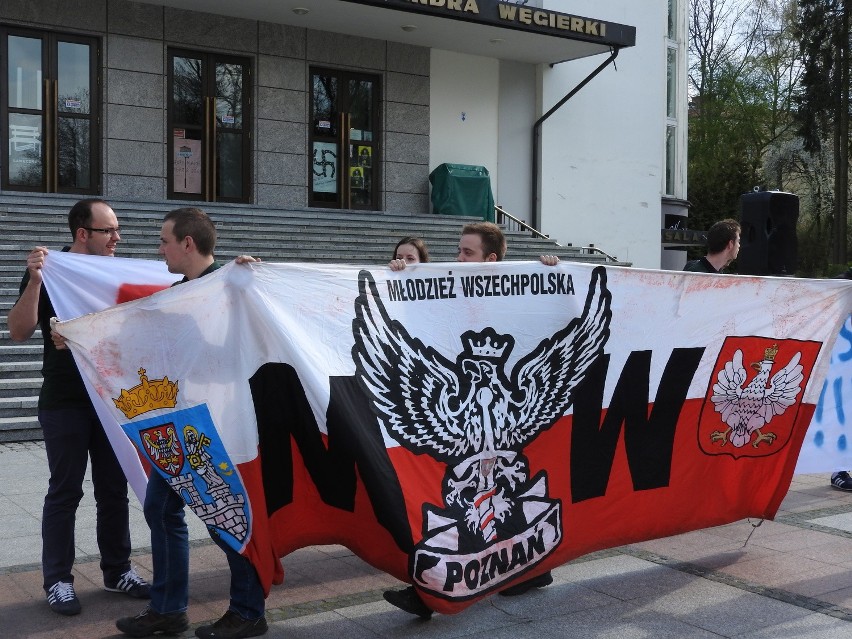 Młodzież Wszechpolska protestowała w sobotę na placu przed...