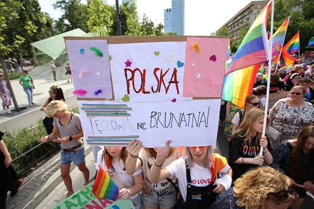 Marsze środowisk LGBT (lesbijek, gej&oacute;w, os&oacute;b biseksualnych i trans płciowych) oraz os&oacute;b wspierających ich postulaty są zawsze  kolorowe