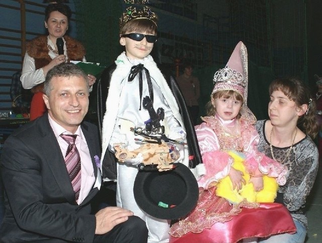 Burmistrz Waldemar Trzaska pogratulował królewskiej parze: Angelice i Miłoszowi.